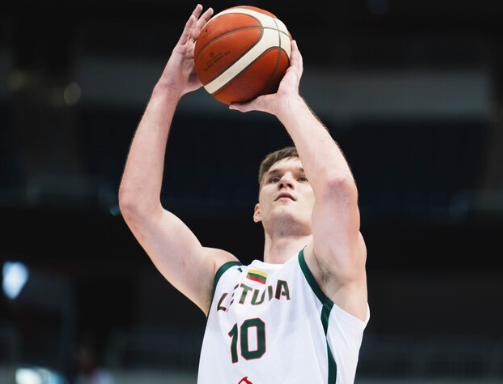 zalgiris-kaunas-resmi-mengumumkan-merekrut-azuolas-tubelis