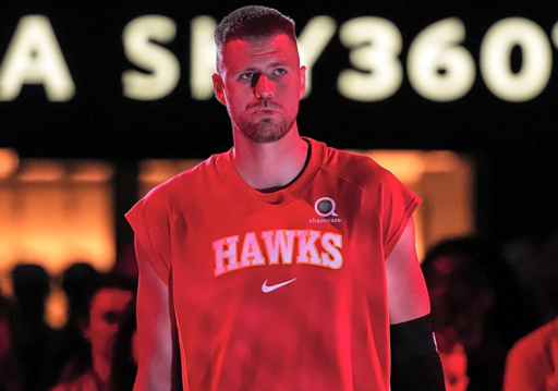 kristaps-porzingis-kesal-usai-hawks-menendang-trae-young
